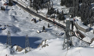 白天铁路附近雪地的航空照片
